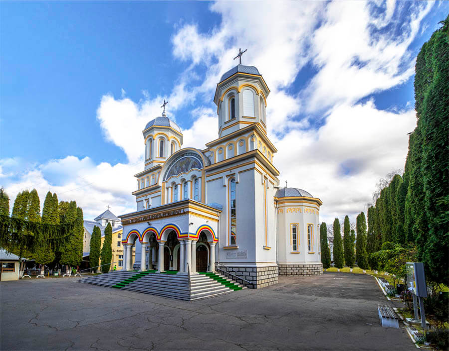Biserica Sfinţii Apostoli Petru şi Pavel