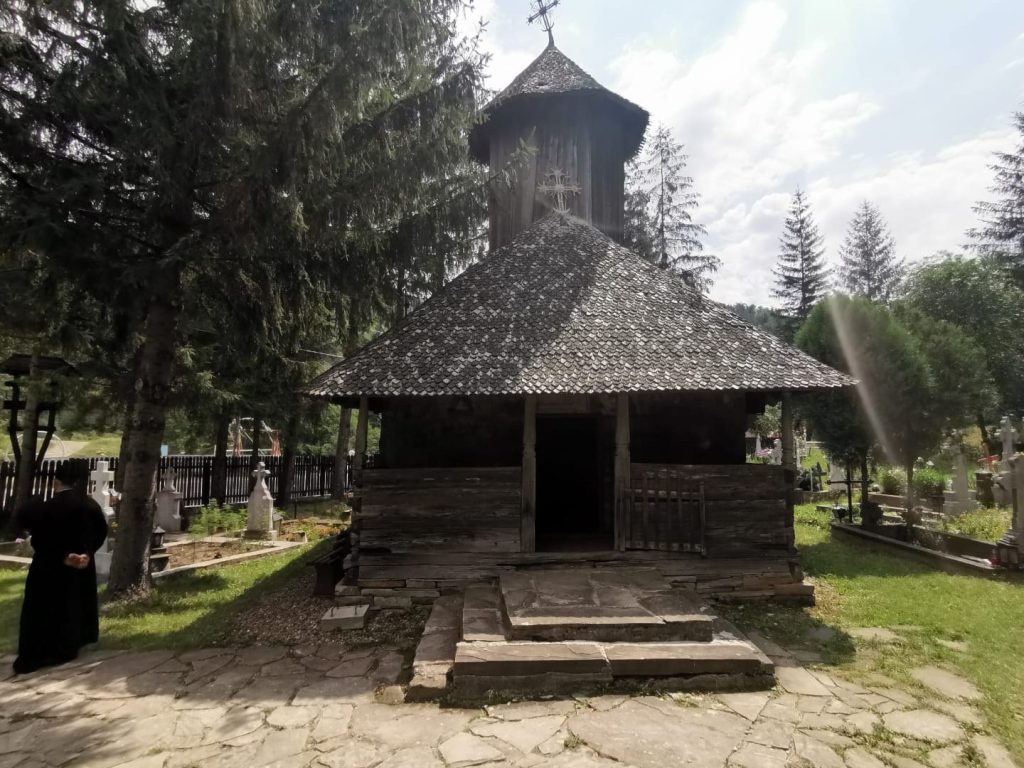 biserica de lemn sf imparati constantin si elena