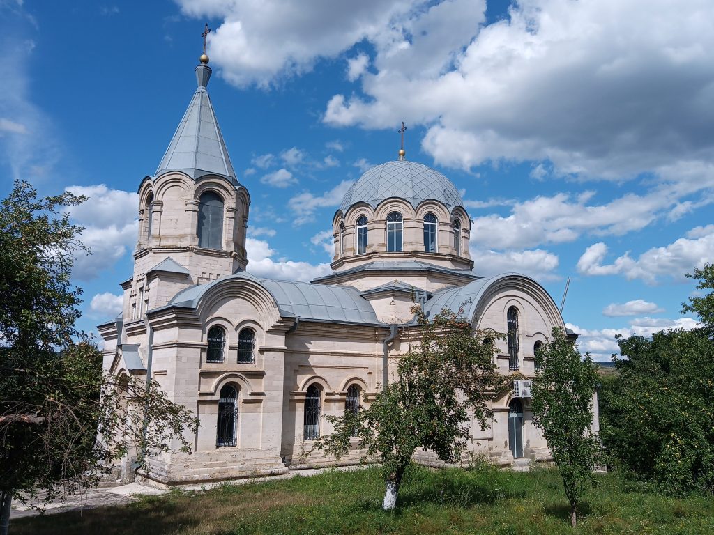 biserica ortodoxa nasterea maicii domnului onesti