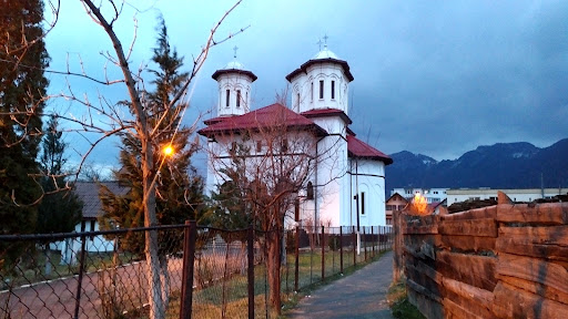 Biserica Sfinții Arhangheli Mihail și Gavril