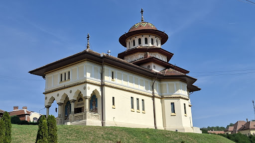 Biserica Sfinții Arhangheli Mihail și Gavril