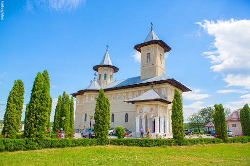 Biserica Sf. Apostoli Petru si Pavel Gazarie